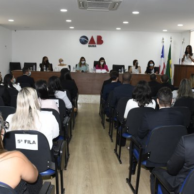 [Com mesa formada por mulheres, Seccional entrega carteiras da OAB]