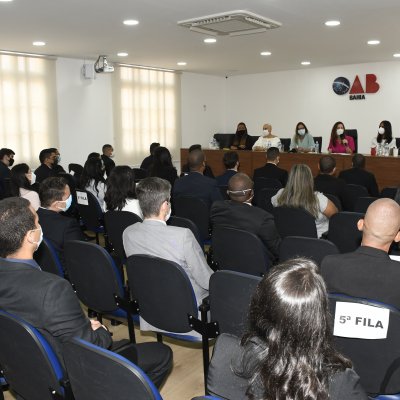 [Com mesa formada por mulheres, Seccional entrega carteiras da OAB]