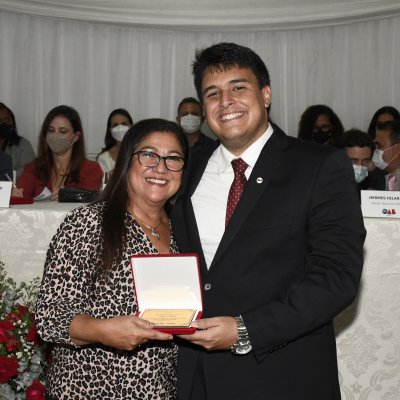 [Daniela Borges se emociona em posse da diretoria da OAB de Itapetinga]