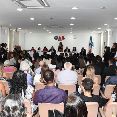 [ Em auditório lotado, 59 bacharéis recebem carteira da OAB]