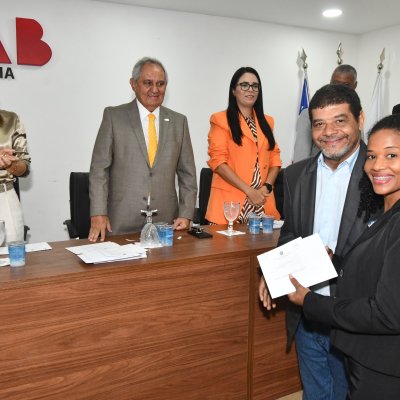 [Solenidade de Entrega de Carteira de Estagiários da OAB-BA - 25-05-2003]