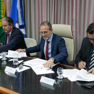 [Acordo de cooperação técnica TRE/Justiça Federal e entrega da Comenda Ministro Coqueijo Costa ao juiz federal Durval Carneiro Neto]