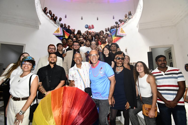[OAB-BA exibe bandeira LGBTQIAPN+ em sua fachada durante setembro]