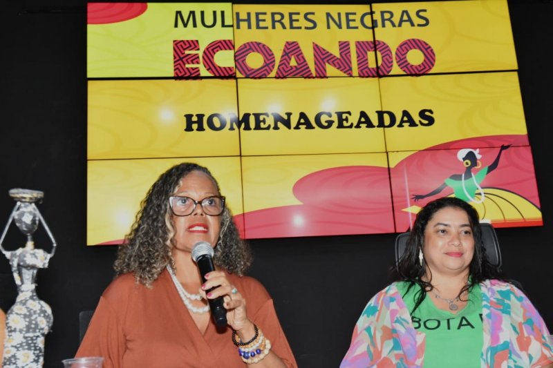 [Secretária-geral da OAB-BA, Cléia Costa, é homenageada durante o Encontro Mulheres Negras Ecoando]